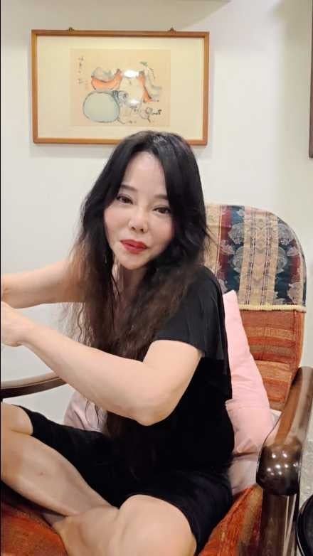 狄鶯開直播與網友互動。（圖／翻攝Twitch）