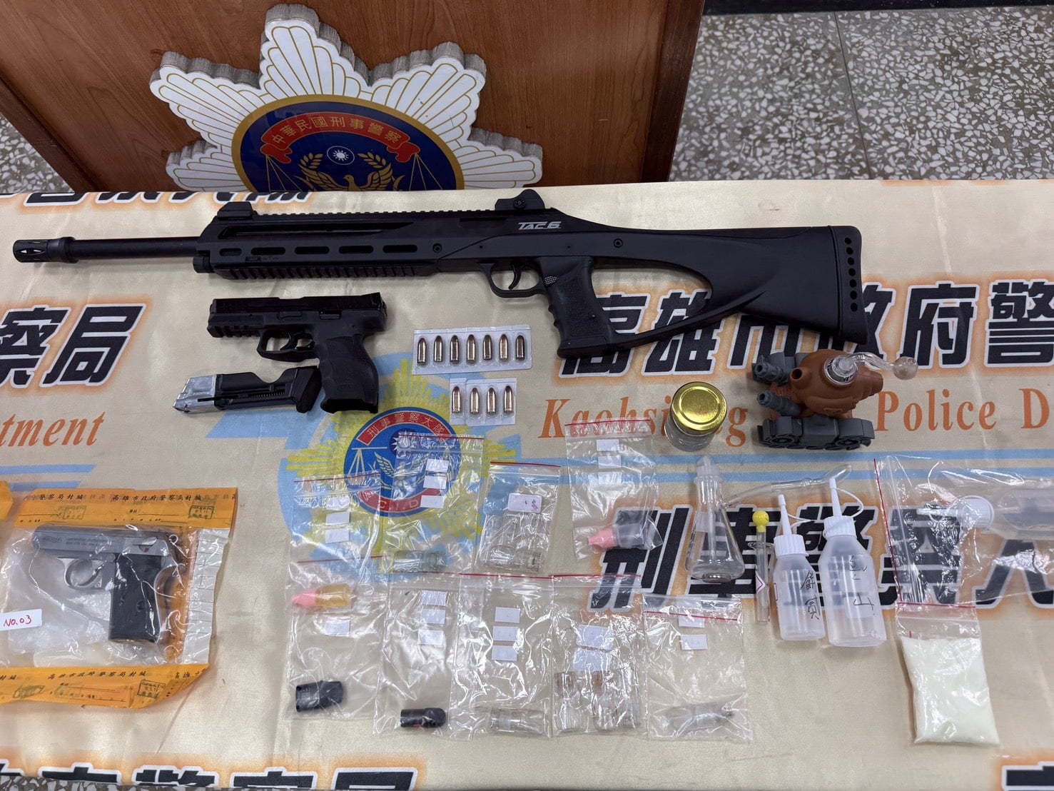 販毒二人組槍不離身 警清晨破門扣5槍16彈及喪屍菸油