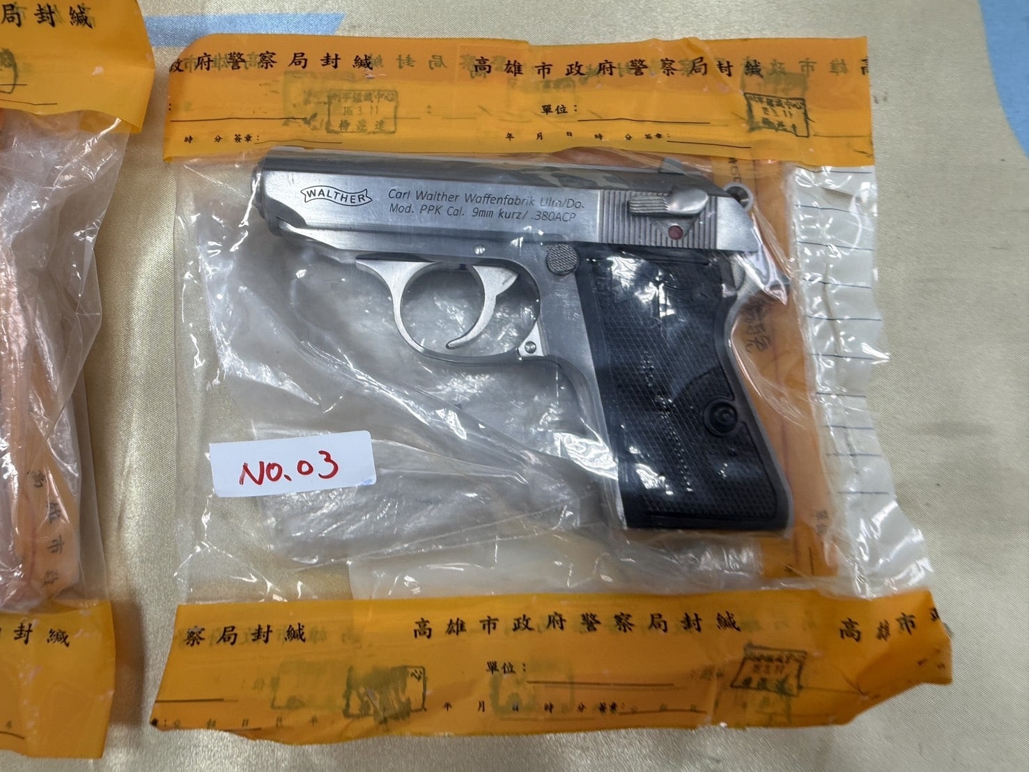 販毒二人組槍不離身 警清晨破門扣5槍16彈及喪屍菸油