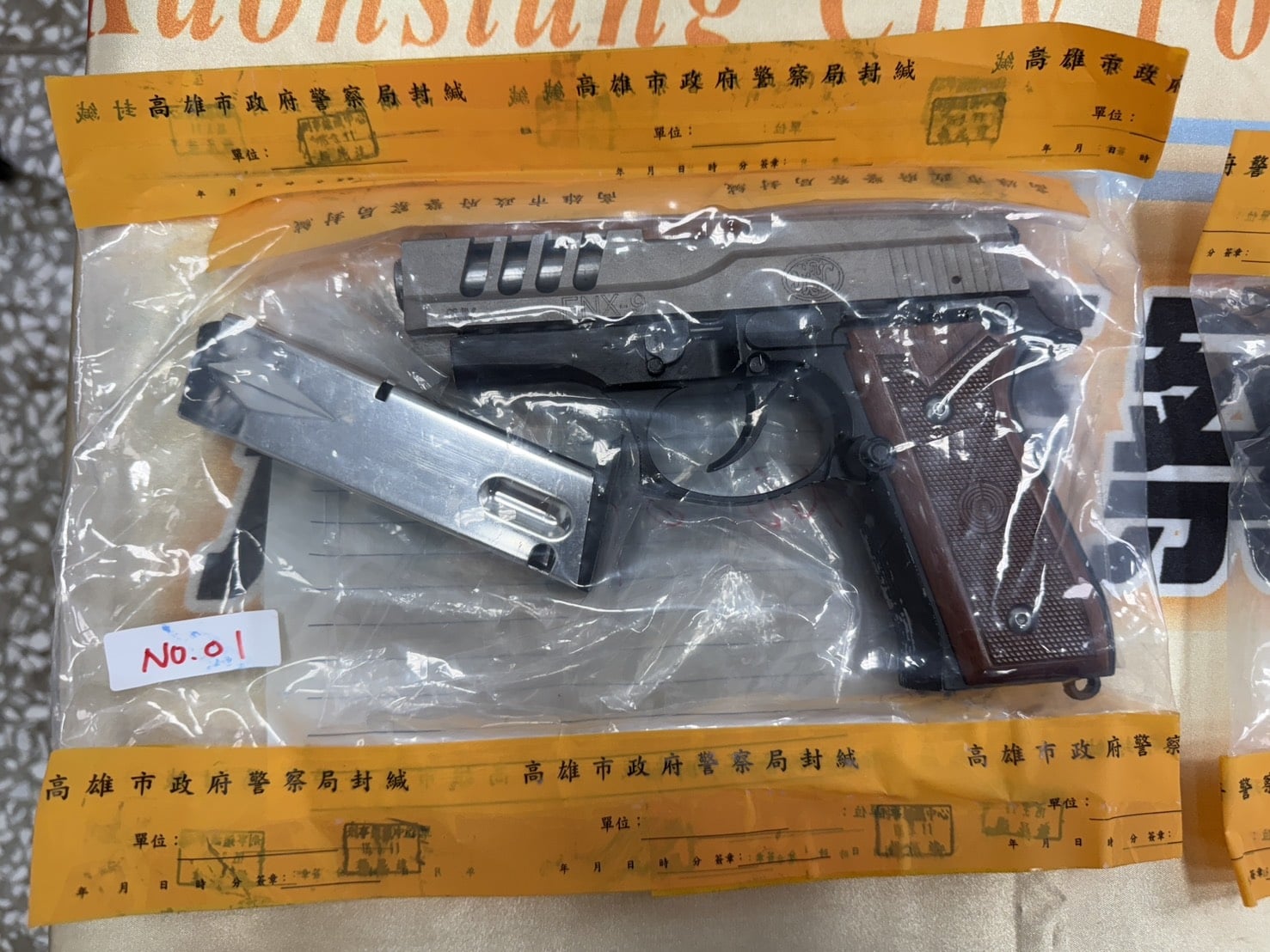 販毒二人組槍不離身 警清晨破門扣5槍16彈及喪屍菸油