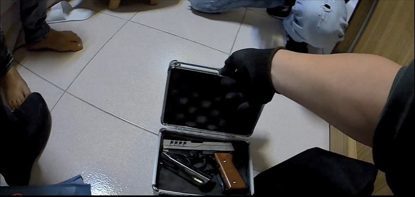 販毒二人組槍不離身 警清晨破門扣5槍16彈及喪屍菸油