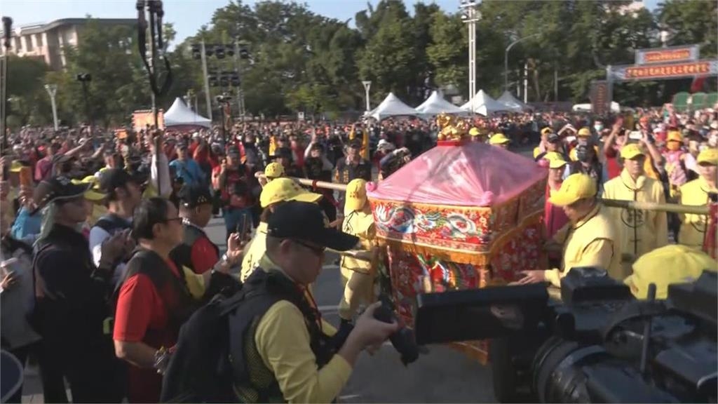 死神手中搶人！她攔轎「粉紅超跑」救病危乾哥...1年後成香燈腳還願