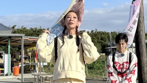  楊繡惠大解放！戶外失控舉動全被拍 被目擊「把玩蛋蛋」她認了：很好玩