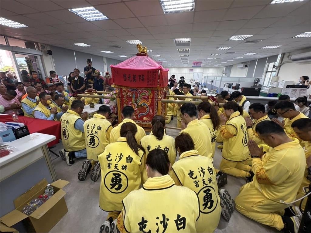 白沙屯媽祖神轎「自己跑」掀熱議！命理師「逆風」曝經歷直呼：真的玄