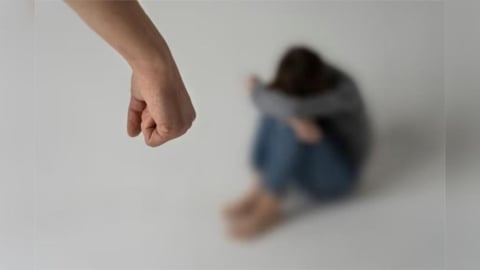 妻花12萬買諮商課未告知　夫怒颱風夜丟行李、動粗　怒吼：滾出去