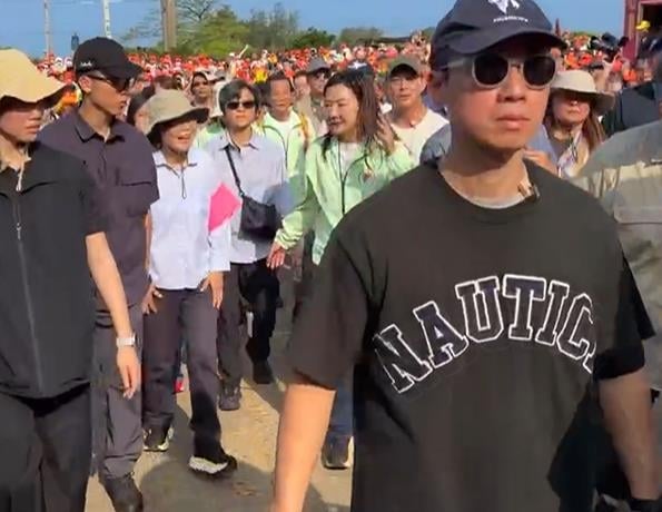 粉紅超跑回鑾換豪華大轎　「她」現身隨香接駕掀轟動