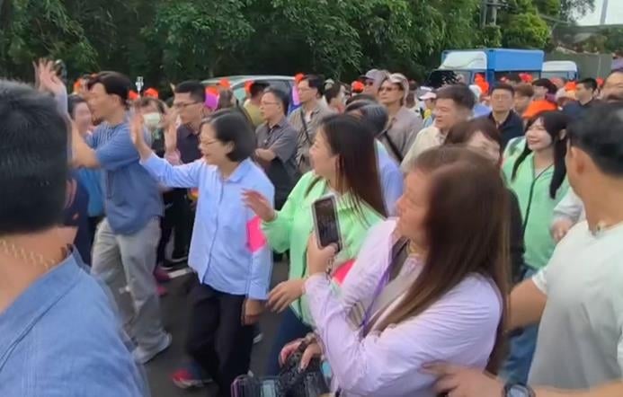 粉紅超跑回鑾換豪華大轎　「她」現身隨香接駕掀轟動