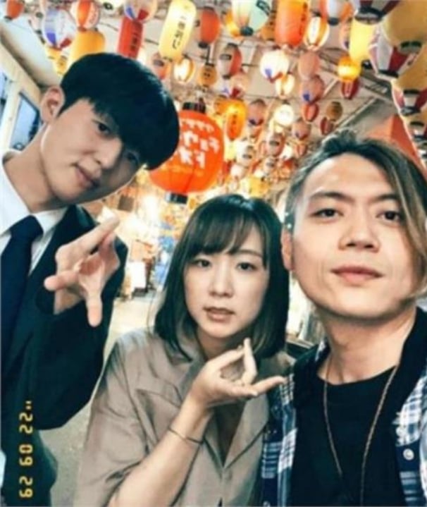 Ryu才和Tommy和解！疑熱戀「小12歲日本正妹」親密貼臉喊：會讓你幸福