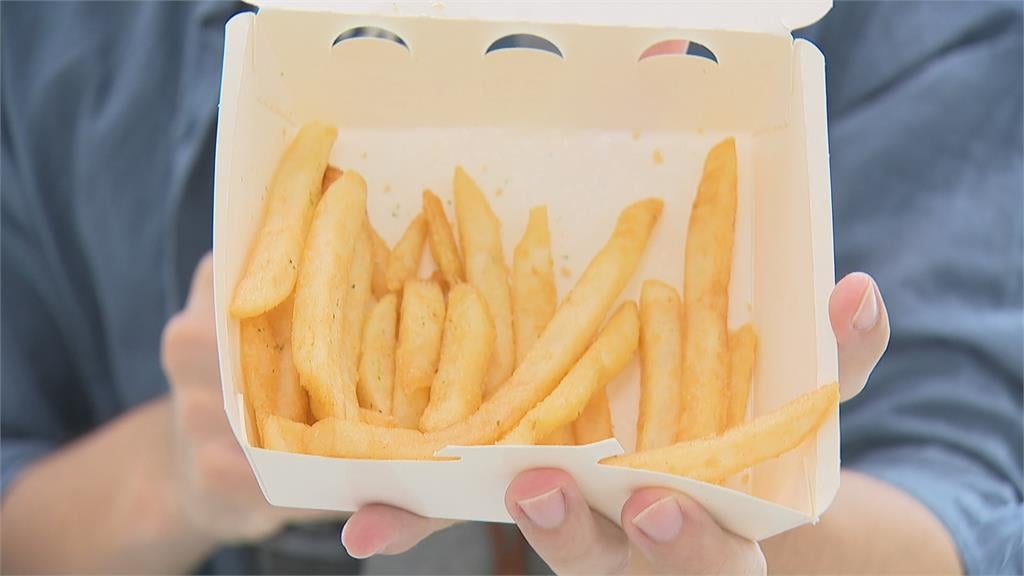 台男吃薯條「1習慣」讓日人看傻眼！被店員關心一票人認證：會被斜眼
