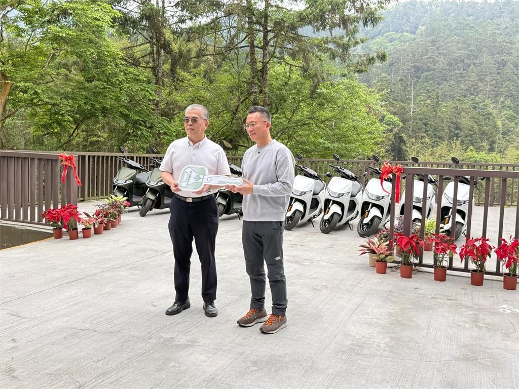 企業家花啟祥捐電動機車  啟動「靜音與淨零」森林升級計畫
