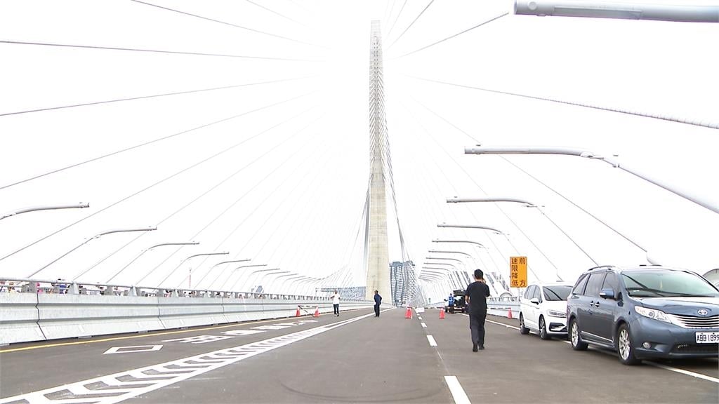 淡江大橋機車道「太窄」惹議　公路局：考量短程旅次才設機車道