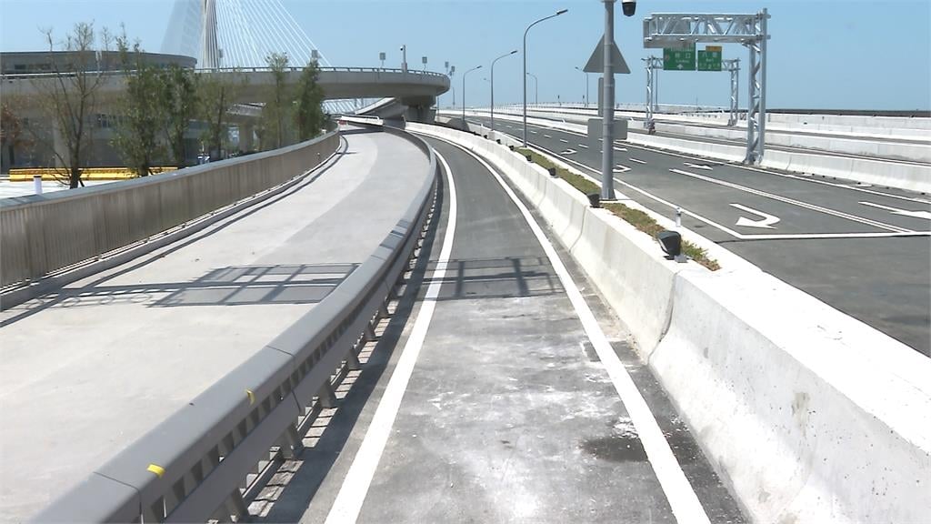 淡江大橋機車道「太窄」惹議　公路局：考量短程旅次才設機車道