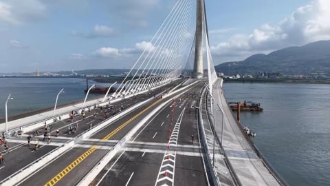 淡江大橋機車道「太窄」惹議　公路局：考量短程旅次才設機車道