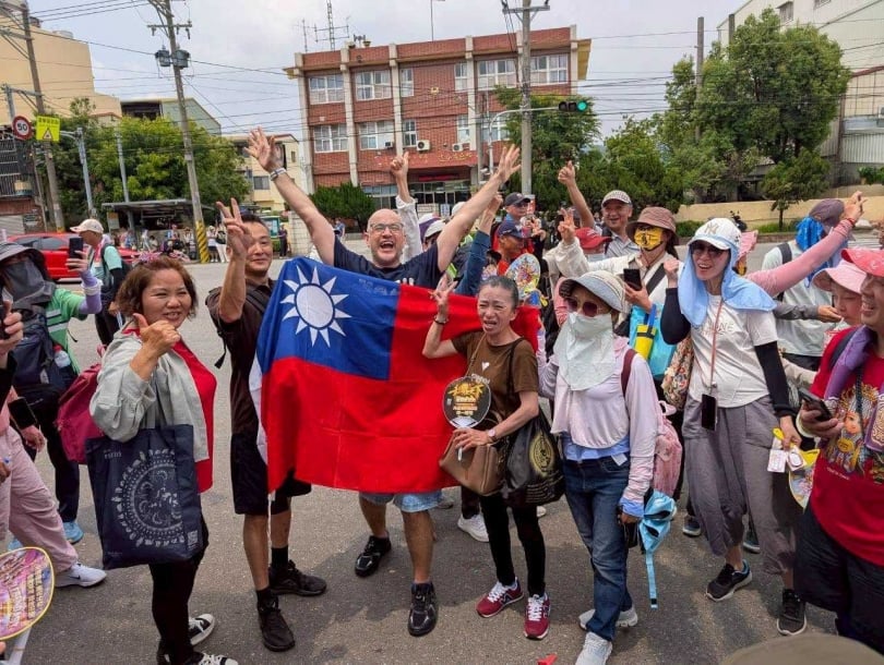 吳鳳沿路上與粉絲合照。（圖／翻攝臉書／吳鳳）