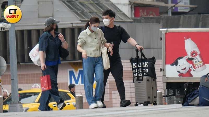 在男子護送下朱海君抵達台北車站。（圖／本刊攝影組）