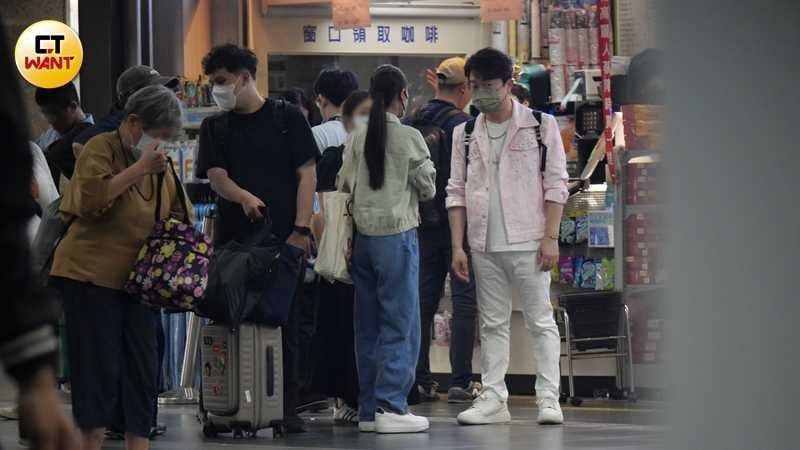 在車站朱海君遇到當天同場演出的翁立友。（圖／本刊攝影組）