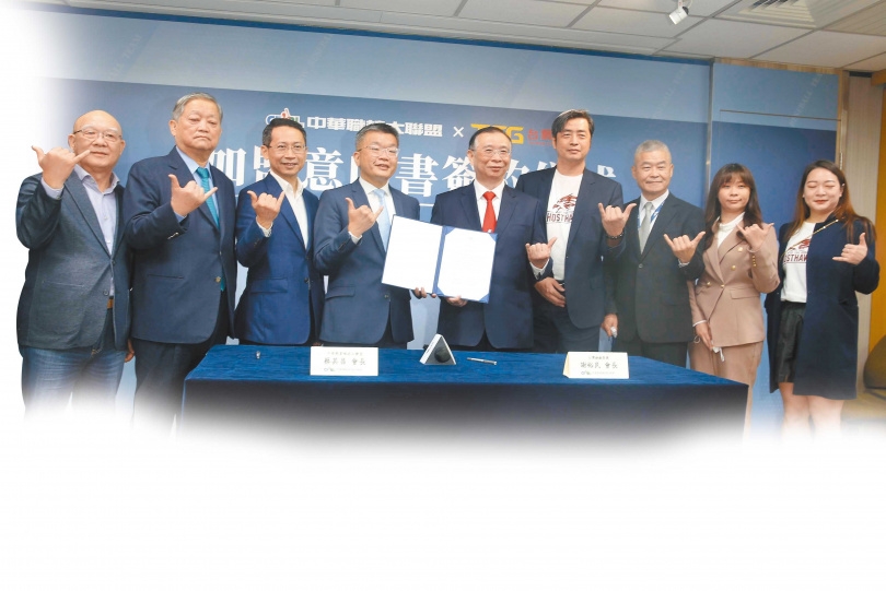 2022年台鋼雄鷹棒球隊成立，圖為台鋼集團與中華職棒加盟意向書簽約儀式，圖中為中華職棒大聯盟會長蔡其昌、台鋼集團會長謝裕民、台鋼集團董事長王炯棻。（圖／報系資料照）