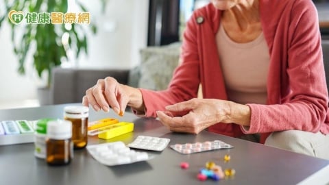「多重用藥」不只看吃幾顆藥！藥師示警：「隱形用藥」風險常被忽略
