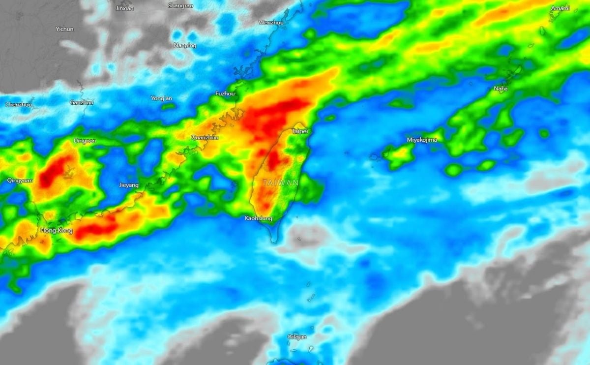 圖／氣象粉專「台灣颱風論壇｜天氣特急」顯示台灣西半部呈現一片橘紅色帶，並指出「鋒面週四報到，全台將有雷雨發生」。（翻攝 台灣颱風論壇｜天氣特急）