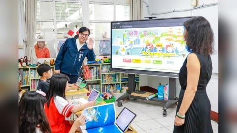 高雄砸4.5億拚智慧教育　陳其邁化身「小邁同學」秀成果