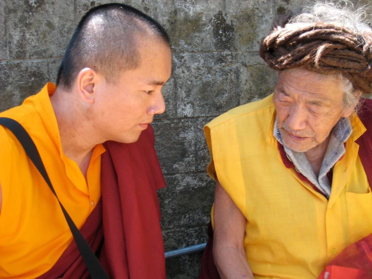 圖／多傑仁卿身分為出家喇嘛，依戒律規範應遵守「不淫戒」，不得與異性發生不當親密行為。（翻攝 臉書）