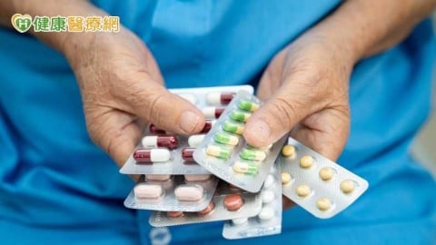 早上4個「好習慣」恐讓藥效打折　專家：咖啡、保健品要錯開吃