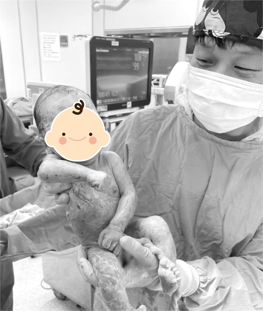 意外失愛子「6寶媽接輸卵管」生回來！AI全家福超玄「逝去老四」抱懷中