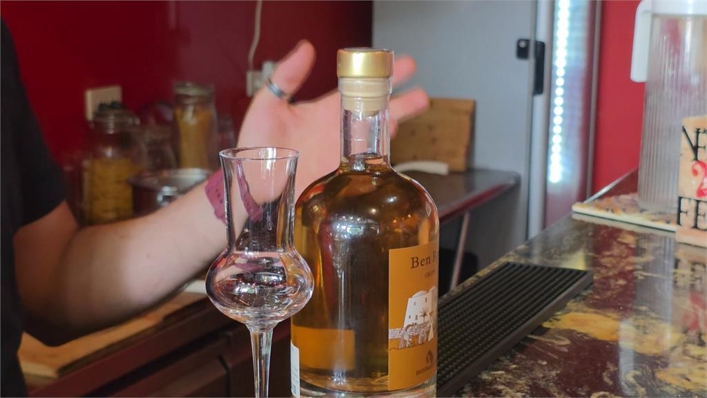 誇張！未經同意開吧台酒「對嘴喝」　外籍客遭請離場、餐酒館氣炸ＰＯ網