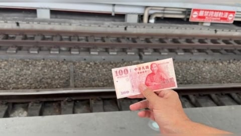 為了百元鈔不要命？　婦「跳軌撿錢」　眾人合力助脫困　鐵警將追人擬開罰