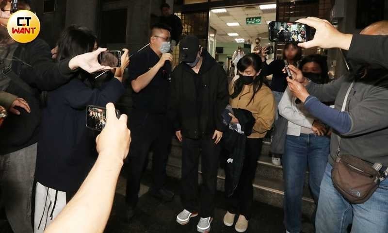 本月1日王子完成交保手續後離開地檢署。他未發一語，僅彎腰鞠躬對守候的媒體致意。（圖／本刊攝影組）