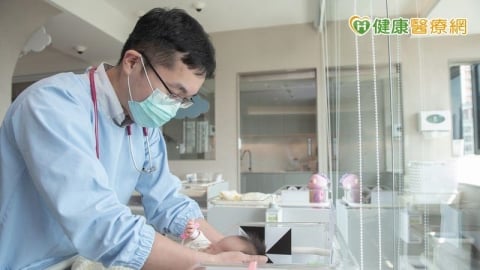 新生兒黃疸別「疸」誤！醫：多為生理性　灰白便恐為膽道閉鎖