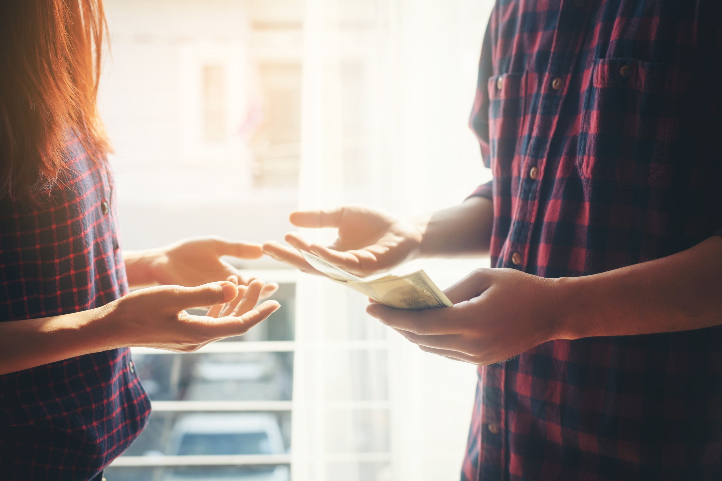 軟飯男會用各種理由藉口來借錢，好像妳欠他似的。圖/123RF圖庫