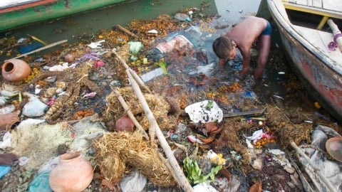 台男打包印度恆河水回台灣「竟長出不明物體」！網憂病菌爆發　他急倒回這止血