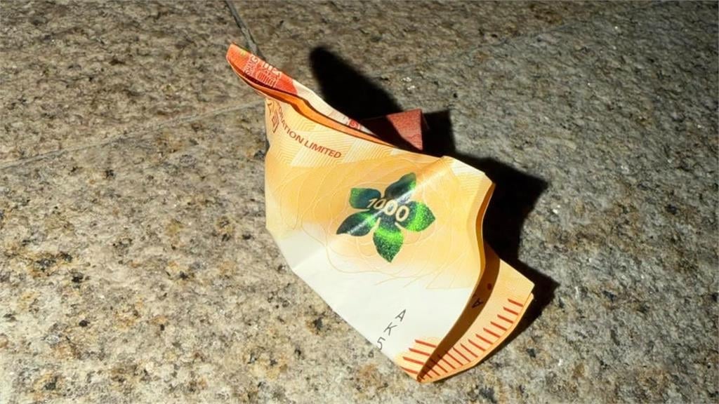 鈔票也能這樣用？港街頭「千鈔包口香糖」隨手丟...網看傻：紙巾是窮人在用