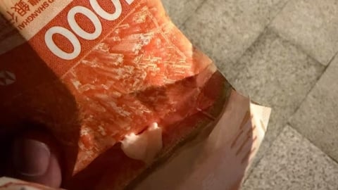 鈔票也能這樣用？港街頭「千鈔包口香糖」隨手丟...網看傻：紙巾是窮人在用