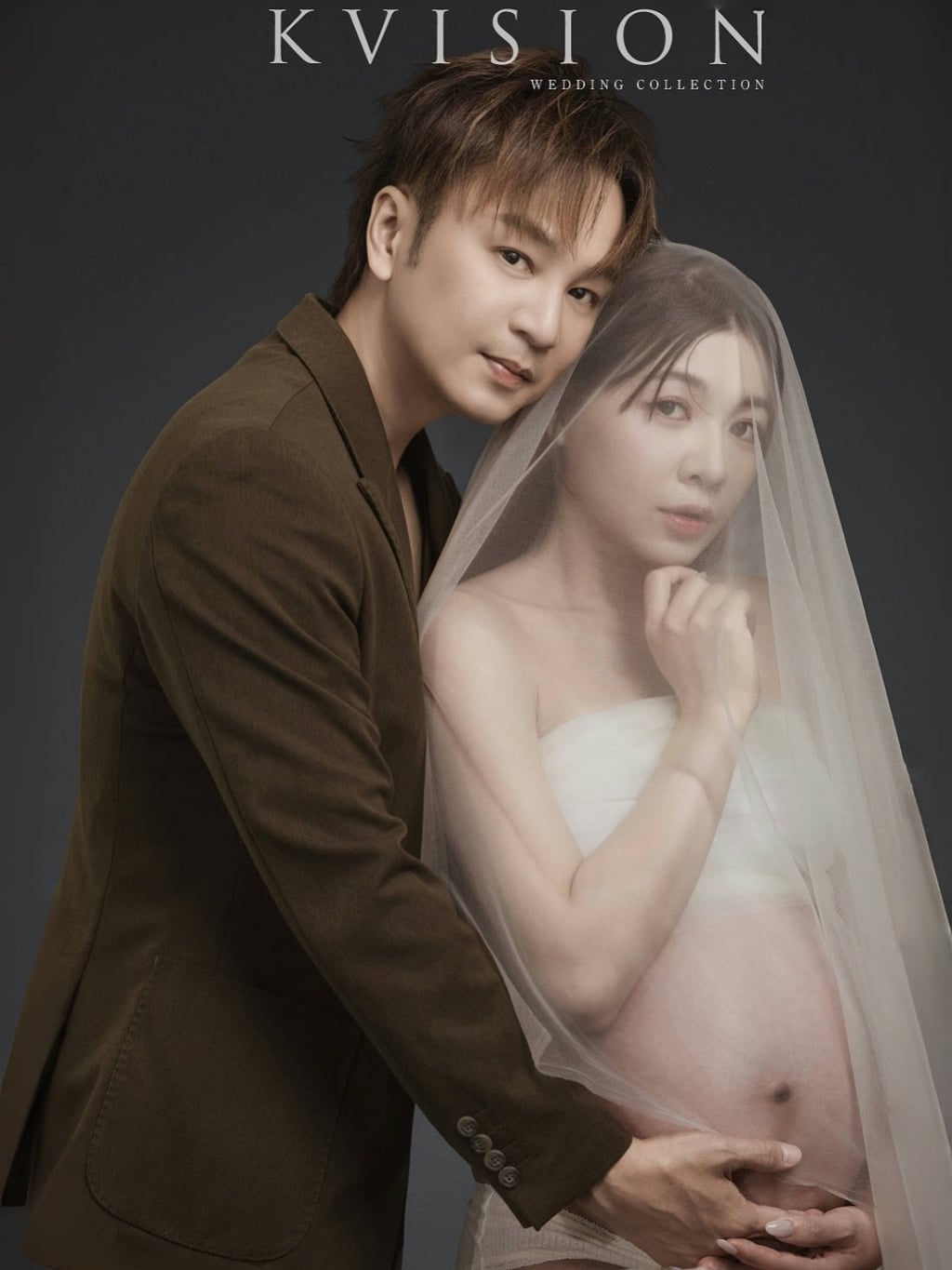 謝京穎「絕美孕婦寫真」首曝光！甜牽張書偉放閃：一家四口第一次合照