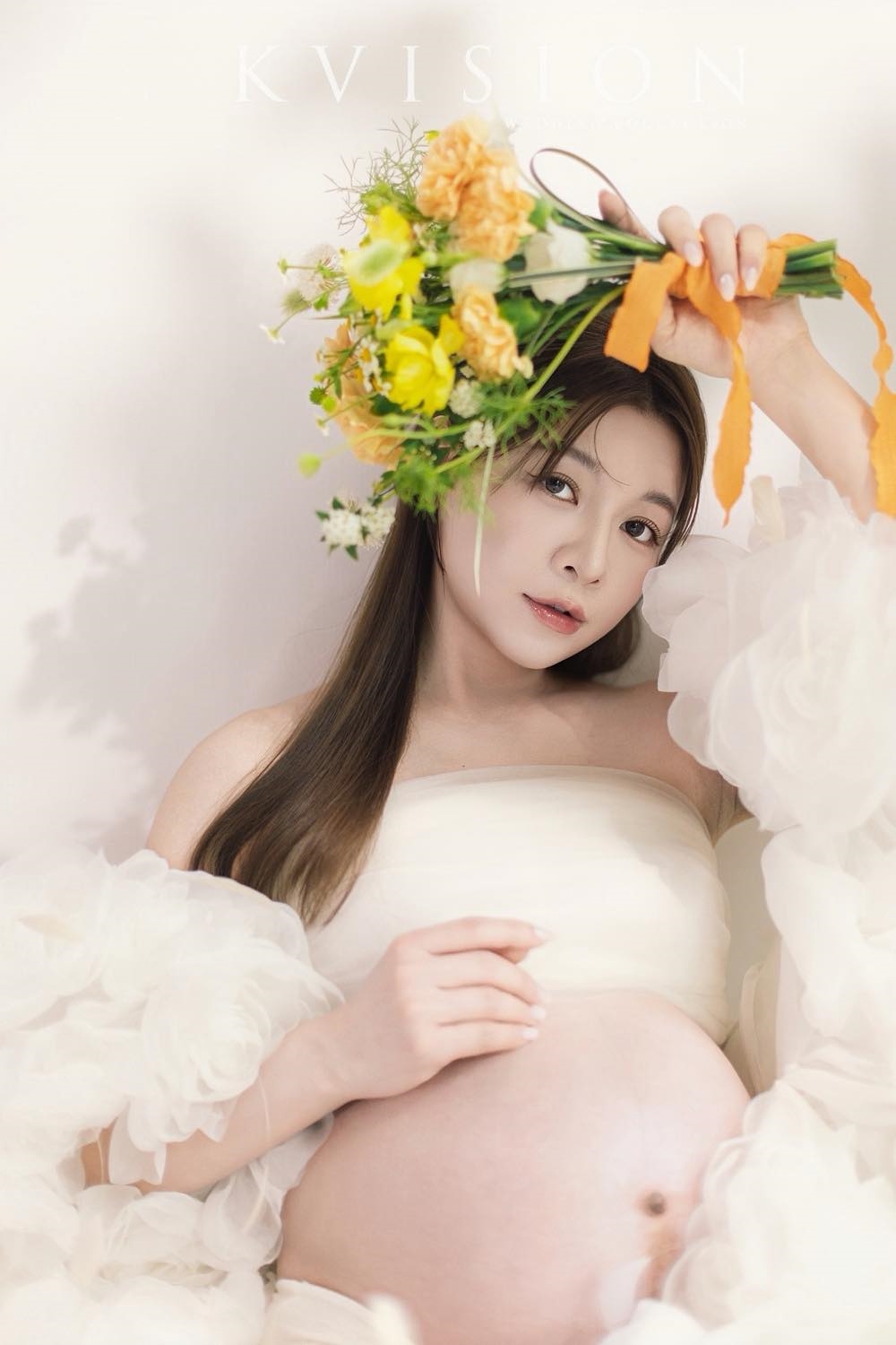 謝京穎「絕美孕婦寫真」首曝光！甜牽張書偉放閃：一家四口第一次合照