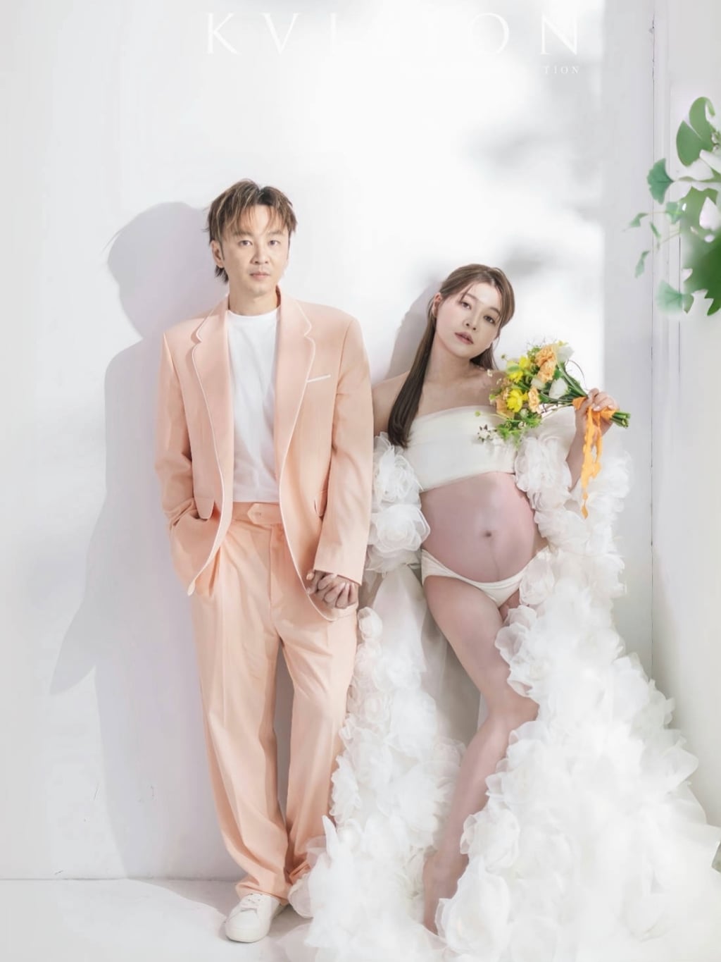 謝京穎「絕美孕婦寫真」首曝光！甜牽張書偉放閃：一家四口第一次合照