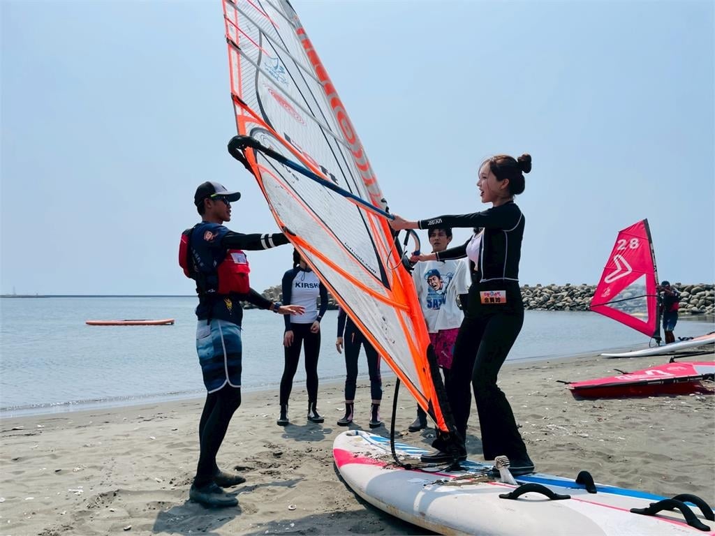 啦啦隊女神金賢姈到台南安平！體驗風帆尖叫連連