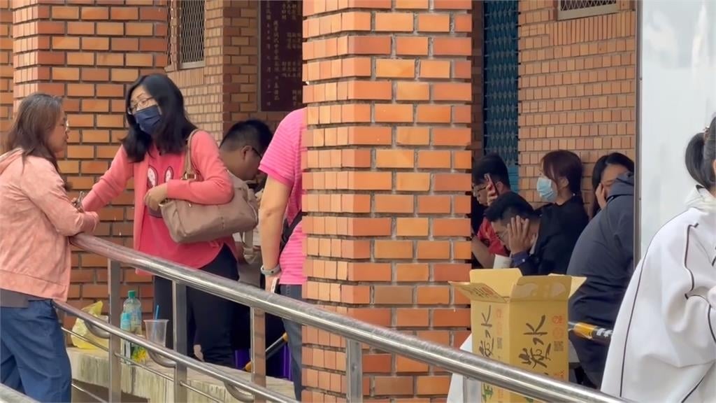 家長「漏夜排隊」搶進明星國中　教育處籲：升學制度多元沒必要