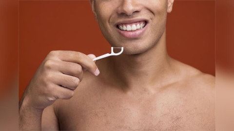 節省過頭恐奪命！「牙線棒重複用」引細菌侵心　醫：瓣膜遭啃噬有致命風險