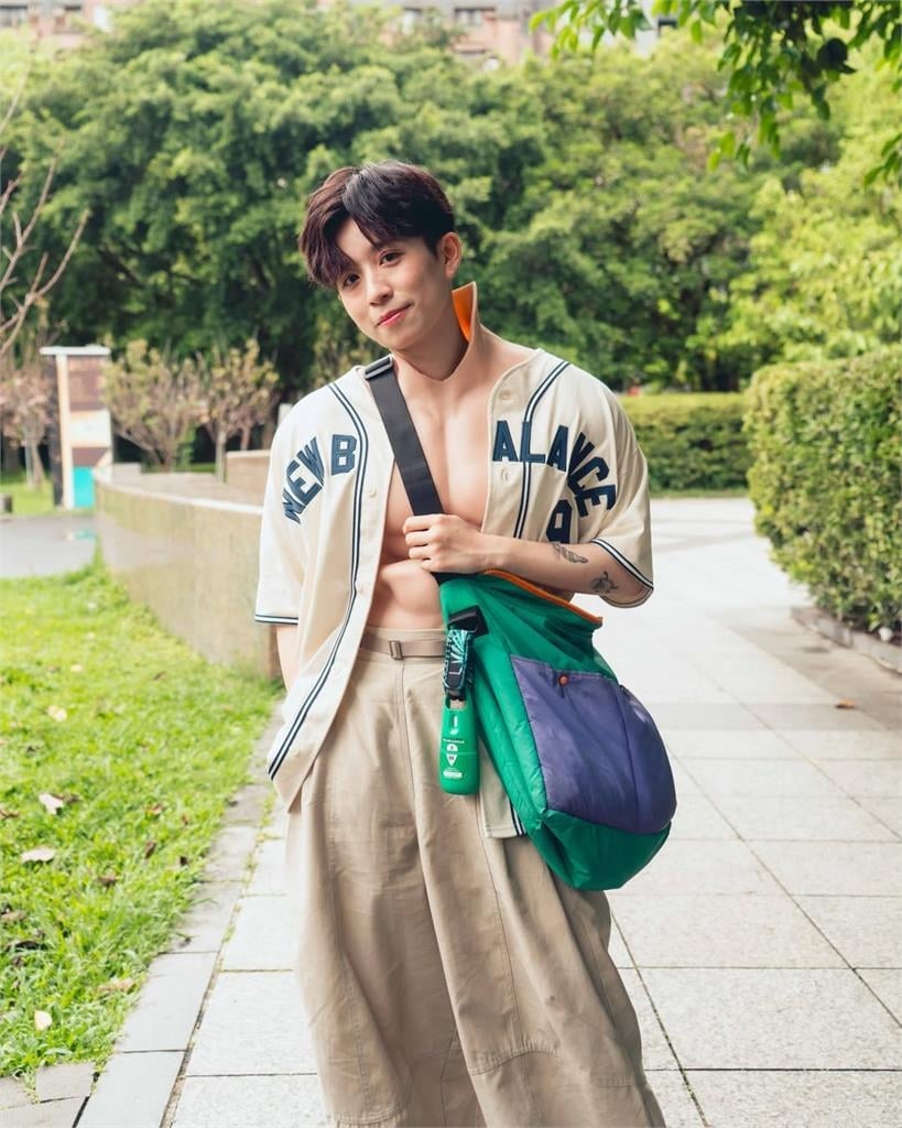 HOOK上衣全敞開「正面大膨風」尺度解放！鏡頭扛不住「造山運動」網嚇壞：露點了