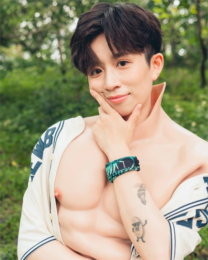 HOOK上衣全敞開「正面大膨風」尺度解放！鏡頭扛不住「造山運動」網嚇壞：露點了