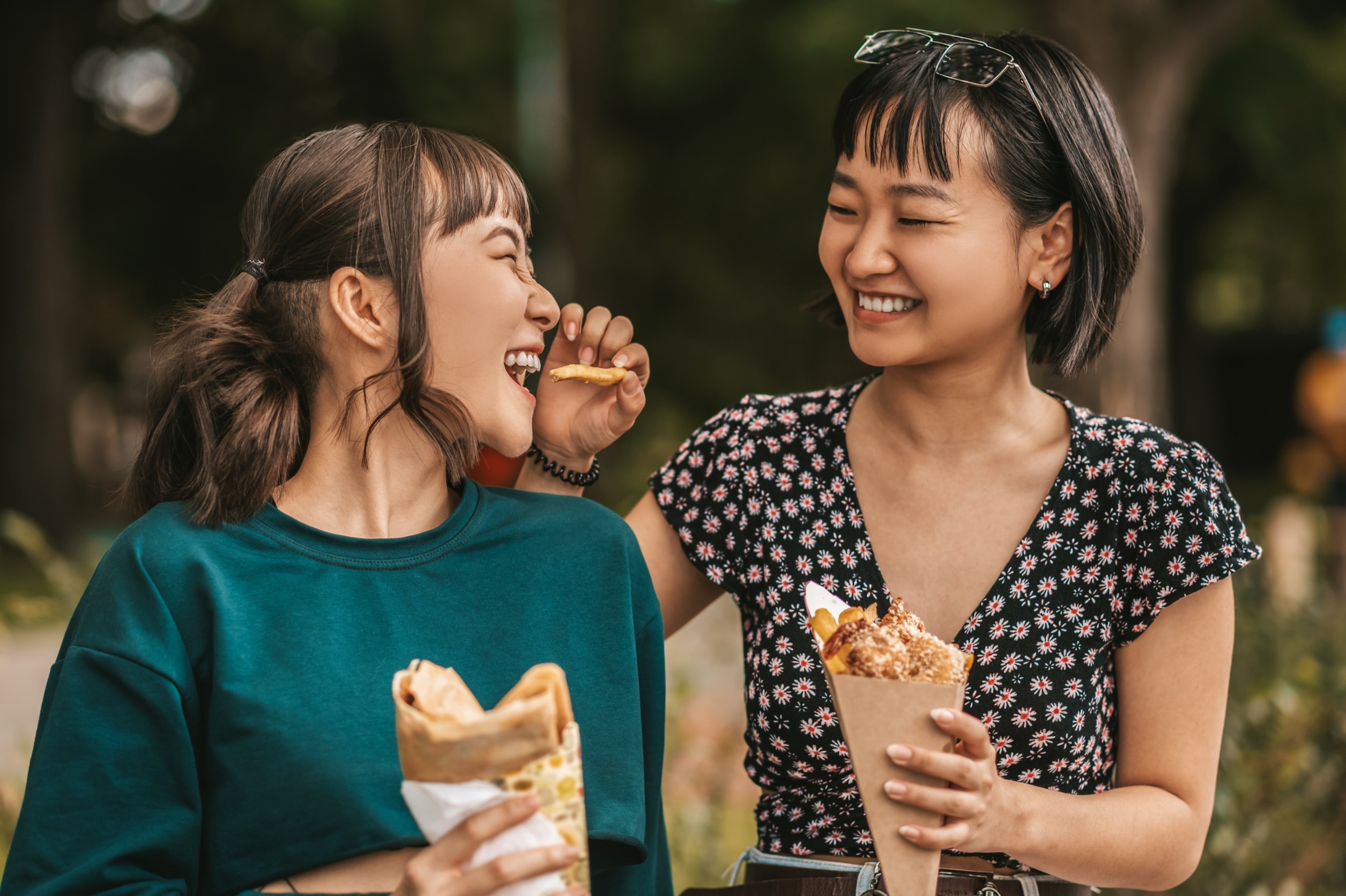 妳一定要有自己的興趣、自己的閨蜜和社交圈。當妳在餐桌上聊著妳最近學會的新技能，或者是跟朋友出去玩的趣事時，那種自信光芒最迷人。圖/123RF圖庫