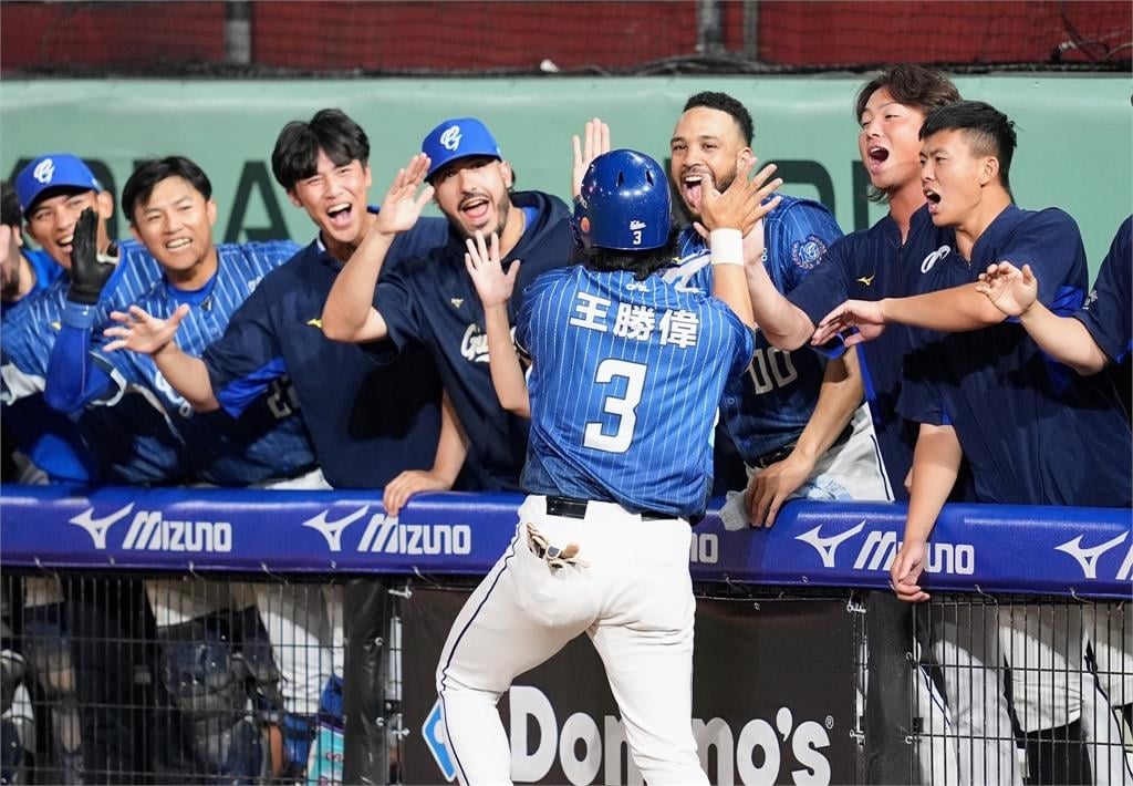 中職(影)／不老傳奇！王勝偉代打一棒炸裂　以42歲高齡寫下中華職棒史上最老紀錄