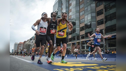 馬拉松(影)／終點前不支倒地！兩跑者「放棄破紀錄」救援完賽　暖心直言：本能反應