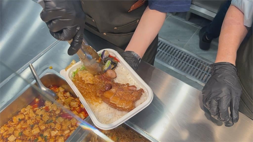 連鎖港式便當店進駐鼓山　祭1元優惠吸引民眾搶排