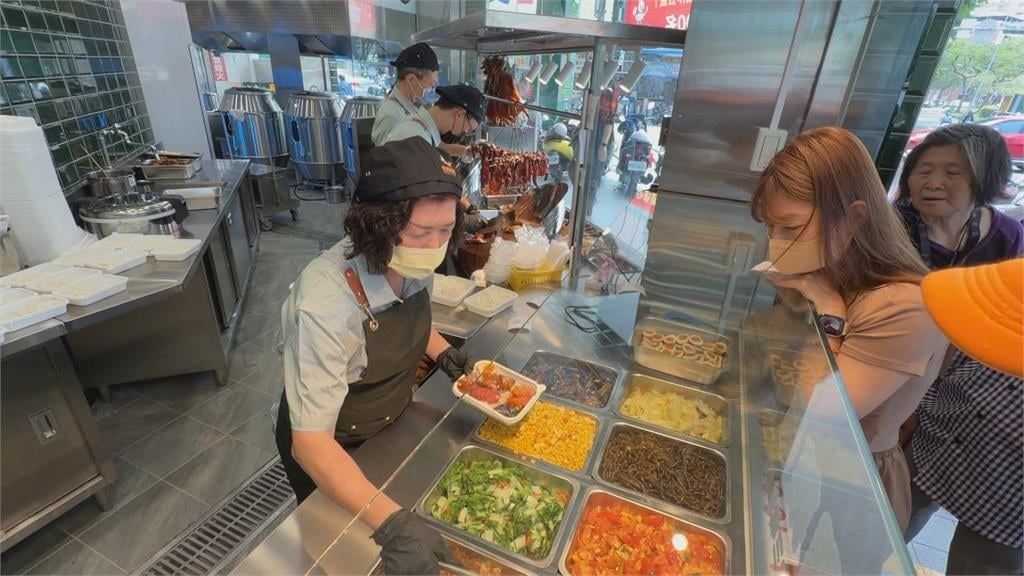 連鎖港式便當店進駐鼓山　祭1元優惠吸引民眾搶排