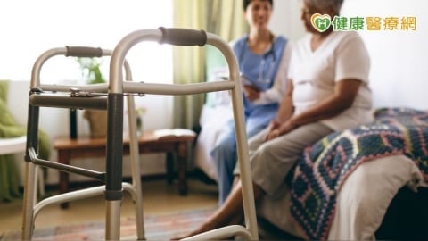 八旬婦走路劇痛宛如「骨磨骨」微創手術助恢復活動力