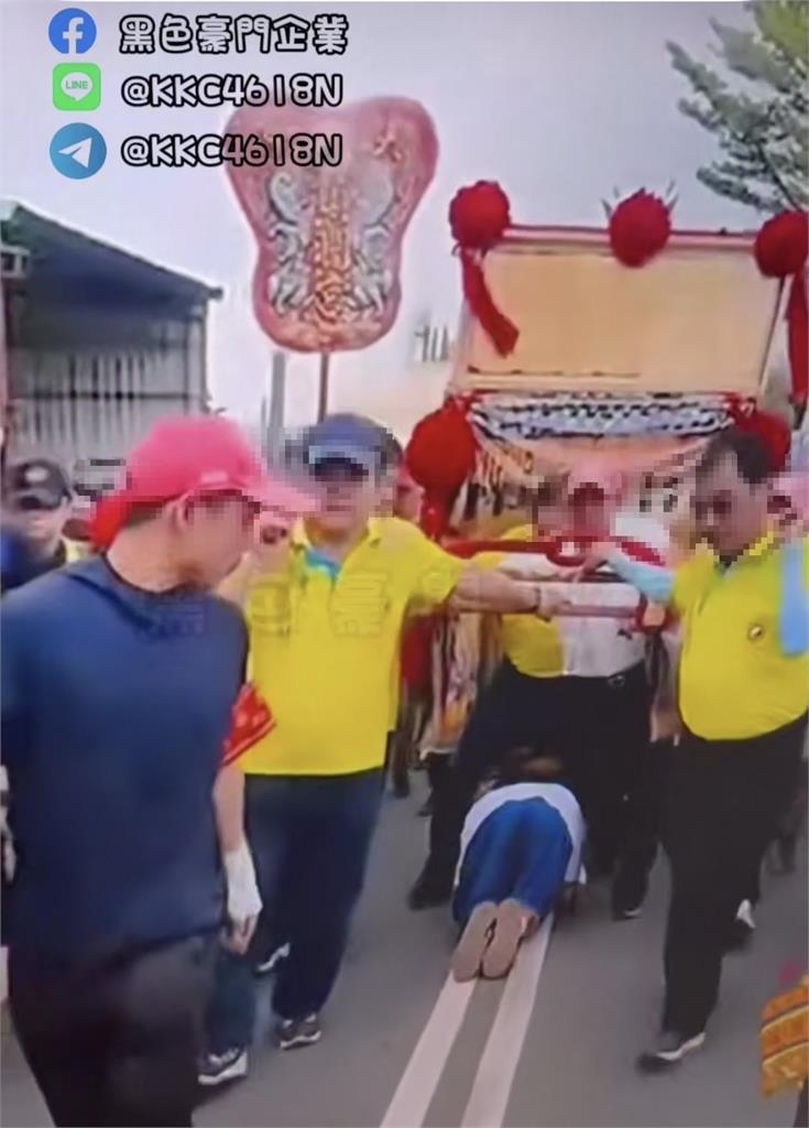 鑽轎腳變鑽胯下！大甲媽扶轎男「張開腿跨過信眾」畫面瘋傳網炸鍋　事主急道歉了